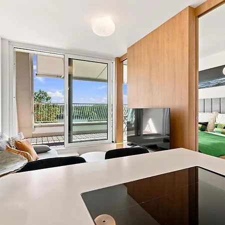 Modern Vydrica With Balcony & River View ブラチスラヴァ